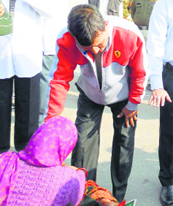 Deputy commssioner NK Solanki (R) consoles relatives of the deceased in Kaithal on Thursday.