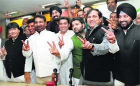 Former JDU leader Shoaib Iqbal (L) join the Congress in New Delhi on Thursday. AICC general secretary in charge for Delhi Shakeel Ahmed (2nd from R) and DPCC chief Arvinder Singh Lovely (R) are also seen in the picture