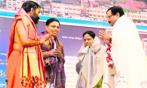 Yoga guru Ramdev along with Acharya Balkrishan welcomes Union Minister for Ayush Shri Pad Nayak at Patanjali Yogpeeth in Haridwar on Thursday.