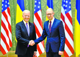 Ukrainian PM Arseniy Yatsenyuk (R) and US Vice-President Joe Biden in Kiev.