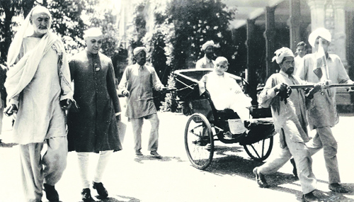 Khan Abdul Ghaffar Khan (L), Jawaharlal Nehru and Sardar Patel (atop a rickshaw) in Shimla for talks with the Cabinet Mission in 1946, to discuss transfer of power from the British