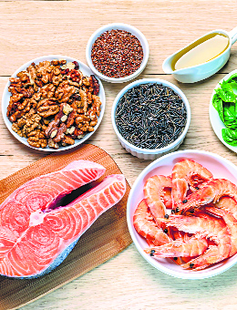 Foods rich in essential fatty acids, such as salmon, flaxseed oil, almonds and walnuts are good for the skin