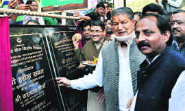Chief Minister Harish Rawat inaugurates projects at the Town Hall in Dehradun on Saturday.