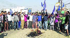 BSP workers burn effigy of the state government at the Reru chowk in Jalandhar. A Tribune Photograph
