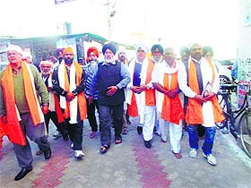 Education Minister Daljeet Cheema with members of the Punjab Brahmin Sabha on the occasion of beginning of the Rin Utaar Yatra in Anandpur Sahib on Sunday. 