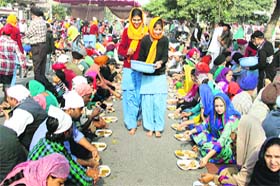 Devotees partake of langar at a gurdwara on the martyrdom day of the ninth Sikh Guru, Guru Teg Bahadur, in Jalandhar on Monday