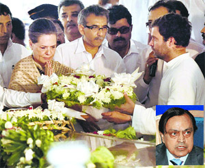 Congress president Sonia Gandhi and vice-president Rahul Gandhi pay tribute to former Union Minister Murli Deora (inset) in Mumbai on Monday.