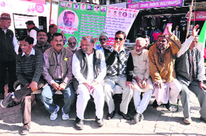 Members of the Uttarakhand Kranti Dal (Panwar) stage a dharna in support of their demands at Clock Tower in Dehradun on Monday