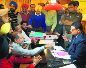 Representatives of the agitating Bhagtanwala residents met MC Commissioner Pardeep Sabharwal in support of their demands in Amritsar on Tuesday.