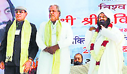 Sri Sri Ravi Shankar at the function with khap leaders in Jind on Tuesday