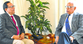 President, J&K Joint Chamber of Commerce and Industry (Indo-Pak) YV Sharma with Governor NN Vohra at Raj Bhawan.