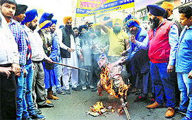Sikh Students' Federation members burn an effigy of BJP leader Navjot Singh Sidhu in Ludhiana on Tuesday. 