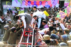 Members of the BJP Kisan Morcha being stopped by the policemen from marching towards the Vidhan Sabha in Dehradun on Tuesday