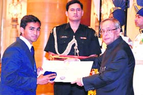 Debanshu Chauhan, a student of LPU, receives an award from President Pranab Mukherjee at Rashtrapati Bhawan