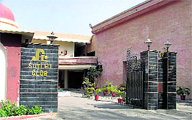 Police officers, bureaucrats, doctors and rich businessmen visit the Sutlej Club. 