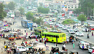 Haphazardly parked buses and roadside vendors dot the area near the Phagwara bus stand