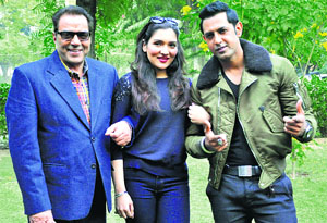 (L-R) Dharmendra, Tina and Gippy Grewal 