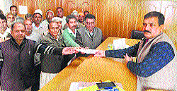 Members of the Bharatiya Kisan Sangh submit a memorandum to CM Virbhadra Singh against illegal mining on Chakki riverbed on Thursday