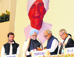 Haryana ex-CM Bhupinder Singh Hooda greets Manmohan Singh as Rahul Gandhi and Pranab Mukherjee look on.
