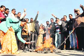BJP workers burn an effigy of the police at the Lansdowne Chowk in Dehradun on Thursday