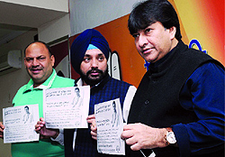 DPCC chief Arvinder Singh Lovely (C) along with Haroon Yusuf (R) addresses a press conference to launch the helpline number for unauthorised slum colonies in New Delhi on Friday