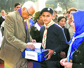 Governor NN Vohra interacts with a group of Scouts and Guides at Raj Bhawan in Jammu. 