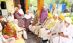 Urmil Kumari (centre) with residents of the old age home