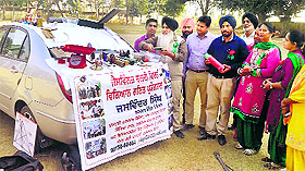 Jaswinder Singh illustrates an experiment at Guram village near Mandi Ahmedgarh. 