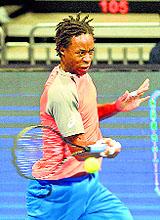 Gael Monfils of Indian Aces returns to Andy Murray of Manila Mavericks during their IPTL match in Manila on Saturday. 