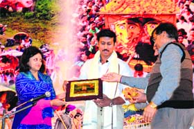 Union Minister For Information Technology, Broadcasting Rajya Vardhan Singh Rathore receives a memento at Patanjali Yogpeeth on Saturday in Haridwar